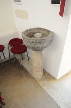 Ob vhodu v ladjo je kamnit kropilnik.